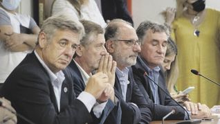 Mesa de Enlace. Nicolás Pino (SRA); Elbio Laucirica (Coninagro); Jorge Chemes (CRA), y Carlos Achetoni (FAA), durante la maratón de reuniones en el Congreso el miércoles.
