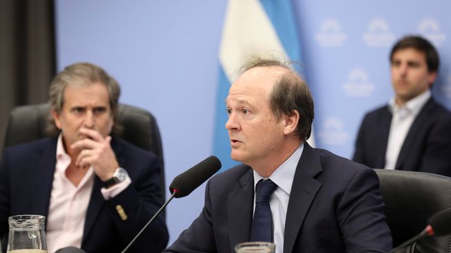 El secretario Daniel González con el nuevo presidente de la Comisión de Presupuesto, Bertie Benegas Lynch.