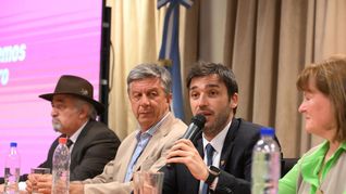 El gobernaodr de Chubut, Ignacio Torres, flanqueado por su vice, Gustavo Menna.