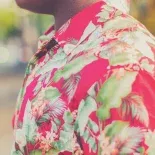 La nueva tendencia 2026 le dice chau a la camisa floreada. La nueva tendencia 2026 le dice chau a la camisa floreada.