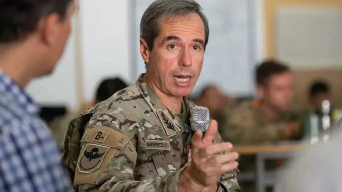 Javier Milei finishes the novel in the Army: General Jorge Barredo, outside; General Cristian Pafundi, inside