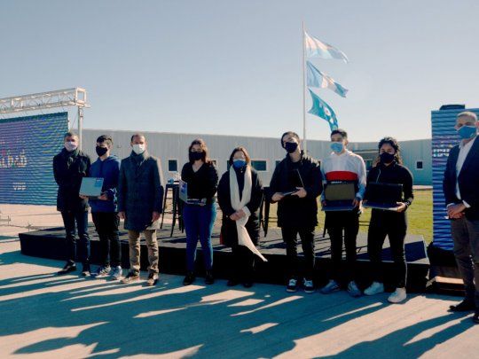 Fundación YPF entregó notebooks y material educativo a escuelas de Neuquén.