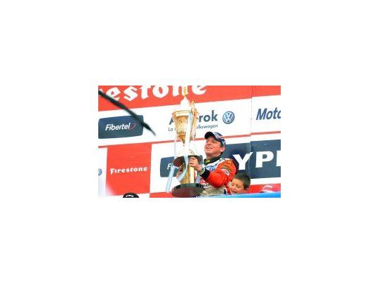 Una más y van... Guillermo Ortelli vuelve a levantar el trofeo de campeón en el Turismo Carretera.
