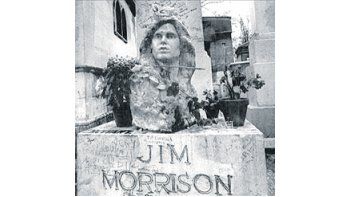 La tumba de Morrison en Pere Lachaise es una de las más visitadas del cementerio parisiense.