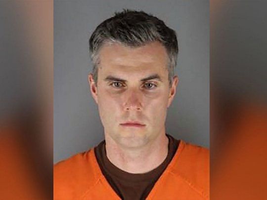 El abogado de Lane, Earl Gray, afirmó que su cliente era un policía novato y lo único que hizo fue sujetar los pies del afroestadounidense para que no pudiera patear.