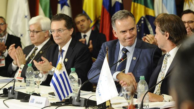 Yamandú Orsi y Luis Lacalle Pou compartirán un evento en Buenos Aires.