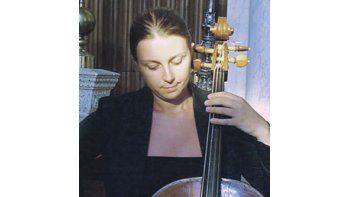 Emanuela Vozza, del movimiento que se propone salvar la producción de instrumentos de época, cuyas cuerdas se fabrican con tripa vacuna.