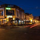 Calles ampilias y tranquilas, rodeadas de un paisaje serrano. Calles ampilias y tranquilas, rodeadas de un paisaje serrano.