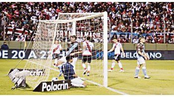 lamento. Es el de los jugadores de Atlas, de la Primera D, que no pudieron sopesar la enorme diferencia de categoría con River.
