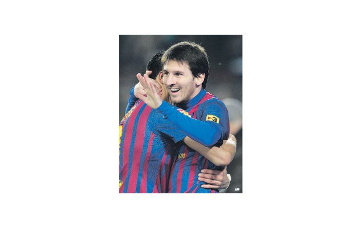 Lionel Messi festeja su gol, que le permite igualar a Cristiano Ronaldo en lo alto de la tabla. Barcelona adelantó su partido y se puso a tres del Real Madrid.