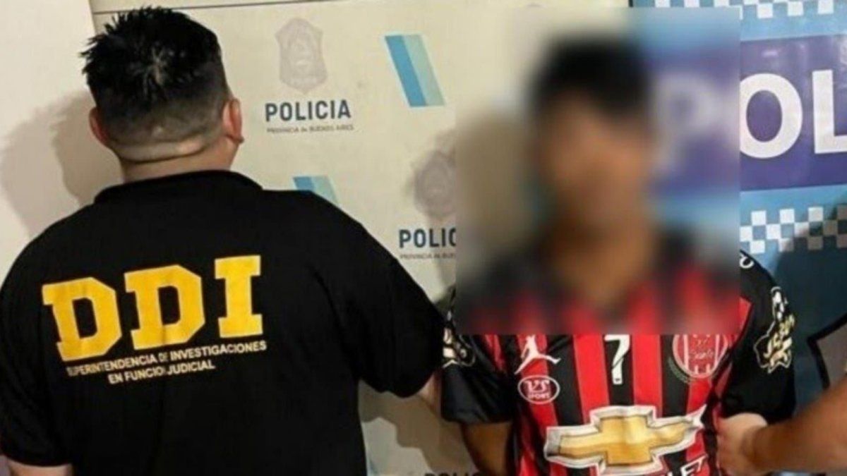 He slit the throat of his girlfriend in the hotel room of Ingeniero Budge and they filmed him when he escaped