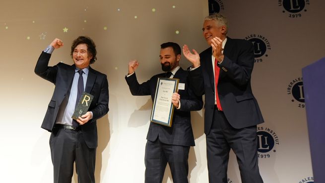 Javier Milei recibió una distinción del Liberales Institut.