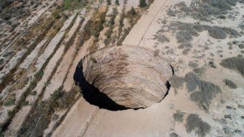 el enorme crater en chile ya doblo su tamano y no para de crecer