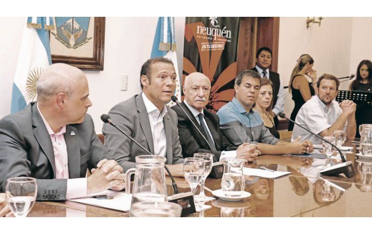 Compromiso. El gobernador Gutiérrez y el secretario general del CFI, acompañados por funcionarios provinciales, en la firma del convenio.