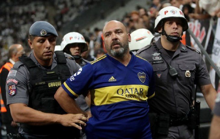 detuvieron a un hincha de boca en brasil por gestos racistas a los hinchas del corinthians