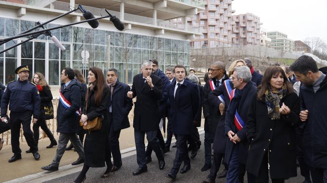 El presidnete francés Emanuel Macron inauguró y recorrió la Villa Olímpica que recibirá a 14.500 atletas y sus respectivos equipos durante el desarrollo de los Juegos Olímpicos.