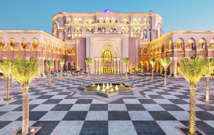 JAULA DE ORO. El rey emérito Juan Carlos se hospeda en el hotel Emirates Palace, un lujoso complejo impenetrable para los medios.
