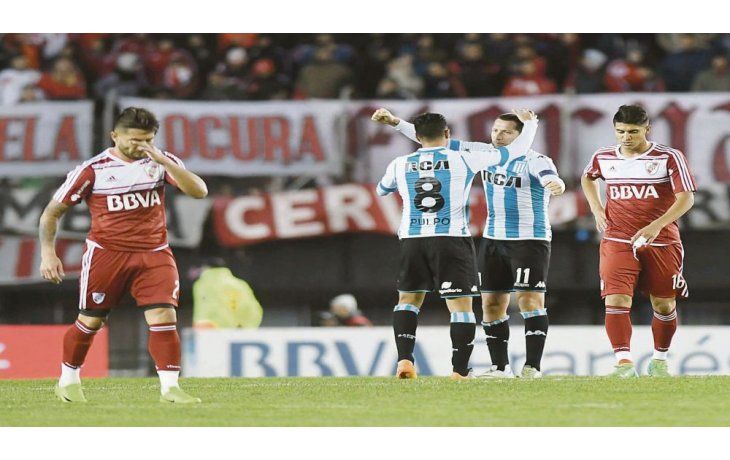 Contraste. Racing festeja y River se lamenta, una imagen del partido, donde los millonarios decepcionaron a su gente.