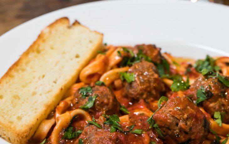 Fideos con albóndigas.
