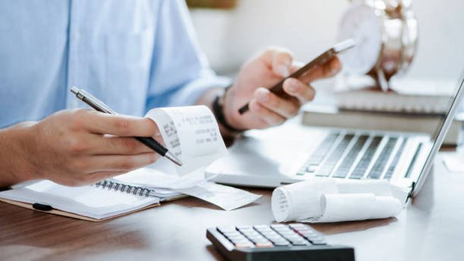 SAT le quita entre $1,700 y $3,200 del salario mensual a estos trabajadores mexicanos en 2025