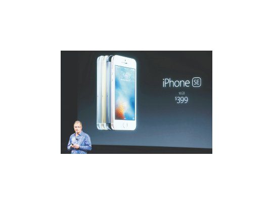 Greg Joswiak, vicepresidente de Apple, presentó ayer el iPhone Se en los cuarteles centrales de la empresa en Cupertino.También habrá nueva versión del Ipad Pro.