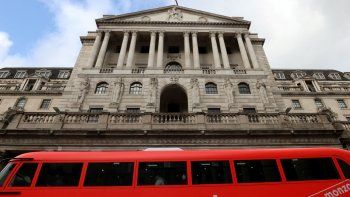 El Banco de Inglaterra subió su tasa de interés para frenar la inflación