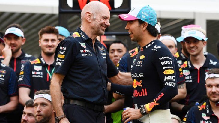El ingeniero Adrian Newey dijo que a fines de 2023 el coche ya tenía problemas. Si bien era difícil manejarlo. Max Verstappen tuvo inconvenientes pero lo pudo lograr. En cambio Checo Pérez, no logró adaptarse.