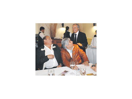 Sonrisas de ocasión entre dos antiguos enemigos: Armando Cavalieri y Hugo Moyano durante un encuentro del PJ, convocados por Néstor Kirchner.