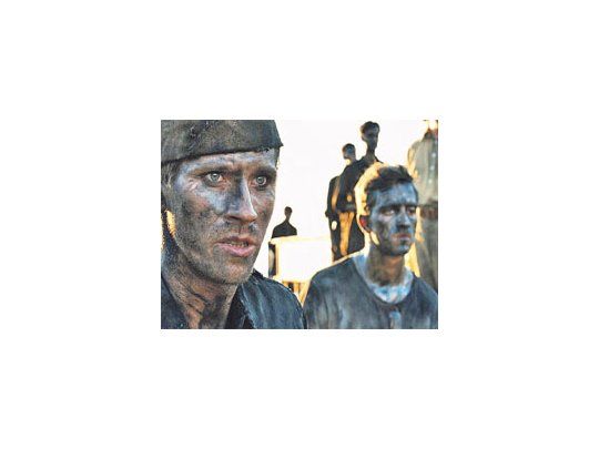 Jack O’Connell ofrece una actuación sin matices como el héroe de guerra Luigi Zamperini en un film que empieza con una excelente escena de combate aéreo, pero luego no convence ni por imágenes ni por mensaje.