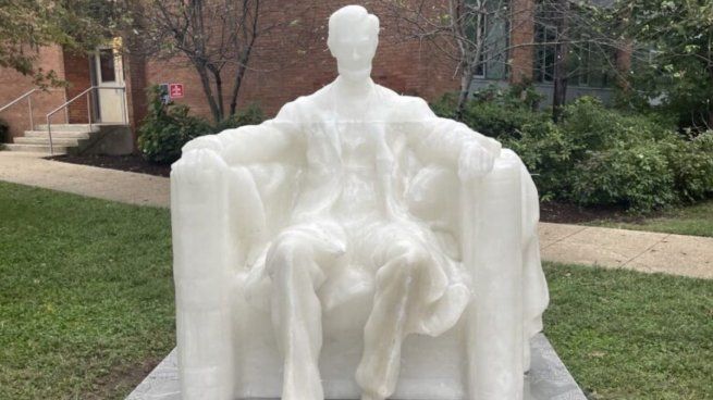 La estatua de Abraham Lincoln ubicada a las afueras de Garrison Elementary School.