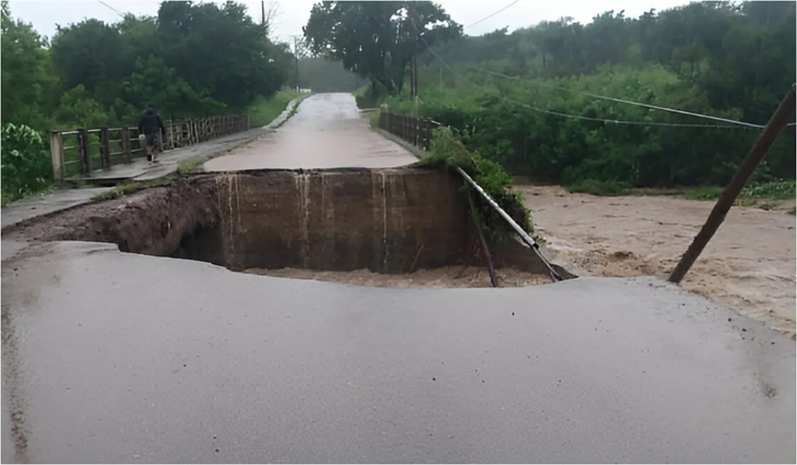 Así colapsó el puente en Los Molinos, en la yunga jujeña, por la crecida repentina del río de la zona. 