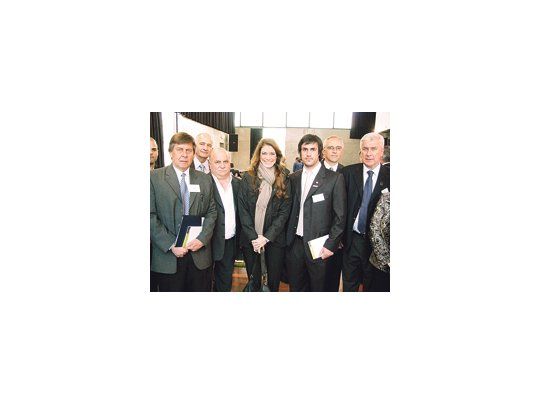 La ministra de la Producción, Débora Giorgi, escoltada por los empresarios pymes que fueron a Oceanía a la caza de oportunidades de negocios.