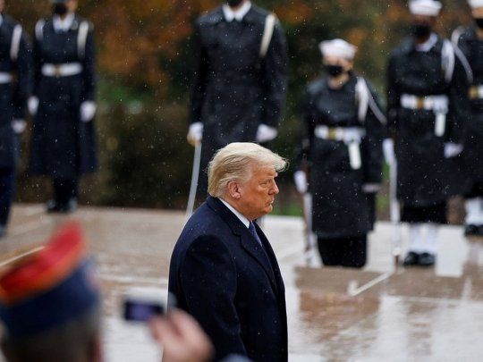 El mandatario republicano visitó el cementerio nacional de Arlington al conmemorar el Día de los Veteranos.