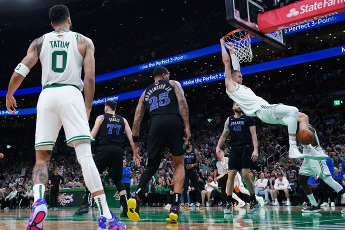 Fitch Calificaciones, que evalúa la deuda de la NBA, estimó que tras la inyección de capital, la deuda total de la competición descendió hasta unos u$S6.000 millones.