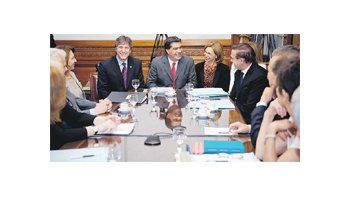 Jorge Capitanich asistió ayer al Senado, donde se reunió con las autoridades de la Cámara, como Amado Boudou y Beatriz Rojkés,  y los jefes de las bancadas de la oposición.