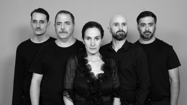 Minimum group disembarks on the Paseo la Plaza with its acid and improvisation humor show