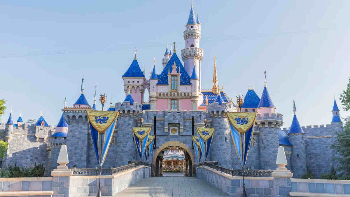 Hackearon cuentas de Disneyland y publicaron mensajes racistas