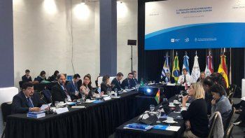 Los funcionarios negociadores de cada país miembro se reúnen en la primera jornada de la Cumbre.