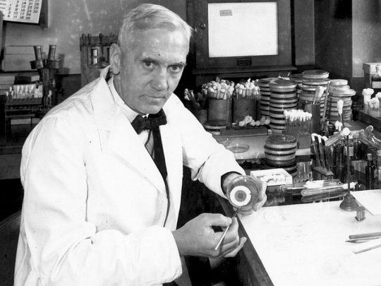 Alexander Fleming en plena labor.