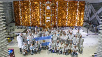 Científicos argentinos junto al SAOCOM 1B, durante el último ensayo técnico a fines del año pasado.