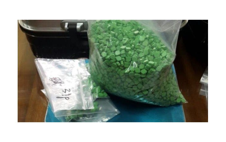 Detuvieron a otro europeo que viajaba al país con 15 mil pastillas