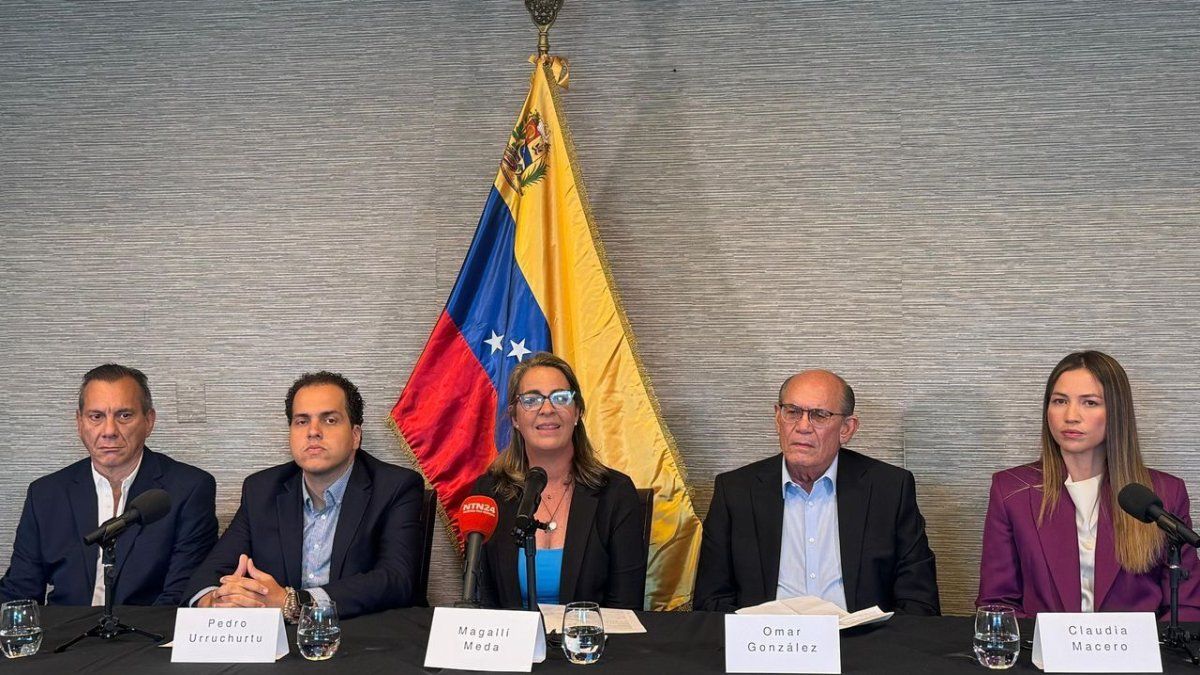 Venezuelan opponents rescued from the Argentine embassy gave details of their time locked