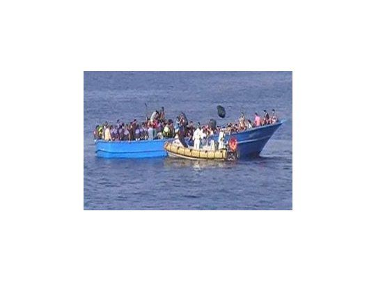 La marina italiana y un barco noruego colaboraron para el trasbordo de más de 300 migrantes.