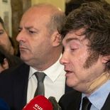 Según el Gobierno, Javier Milei sufrió un golpe al salir de la bañera, provocándole un hematoma en el cuello.