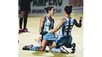 El abrazo de Las Leonas tras derrotar a Sudáfrica y ganar el Cuatro Naciones que se jugó en Paraná.