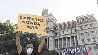 dispersas. Con varias consignas dispersas que iban desde echar a la Corte hasta cambiar a todo el Poder Judicial o reclamarle mejoras en fueros, la del “fin del lawfare” fue una de las más constantes entre los asistentes.