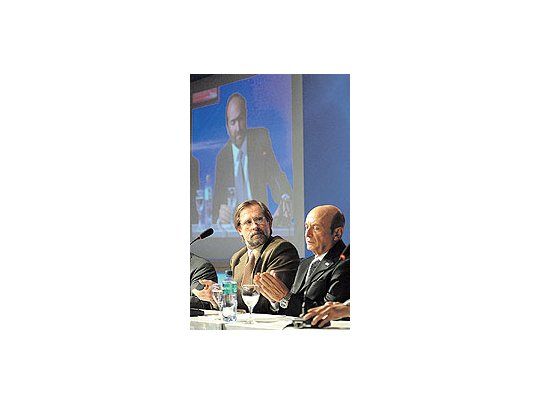 Carlos Fernández diferenció la situación de la Argentina con la época de Carlos Menem: Ahora el país se maneja con sus propios recursos.