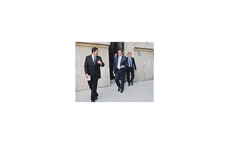 El titular de la AFIP, Ricardo Echegaray, a la salida de su encuentro en la Corte y acompañado de su equipo técnico.