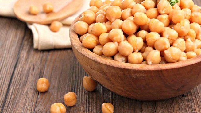 Esta legumbre es conocida por su versatilidad en la cocina: podés preparar hummus, hamburguesas, burritos o añadirla a guisos.&nbsp;