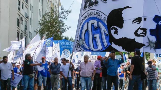 Seguro el Presidente está pensando en cómo mejorarle la vida a los trabajadores, ironizó la CGT en X.